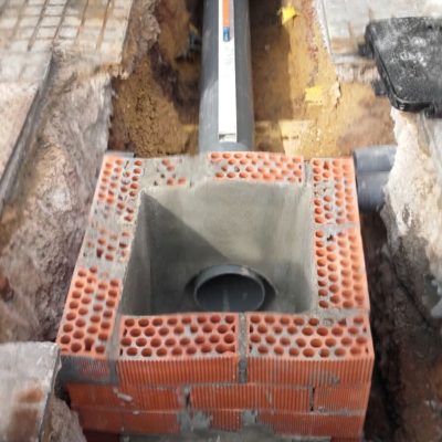 Construcción de arqueta de alcantarillado con ladrillo y tuberías en Madrid
