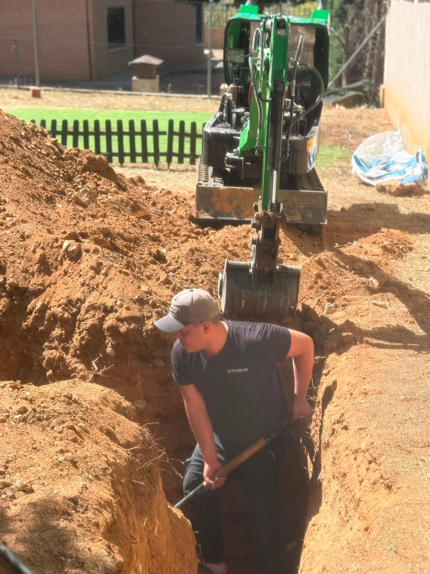 Excavación de zanja para obra de alcantarillado en Madrid