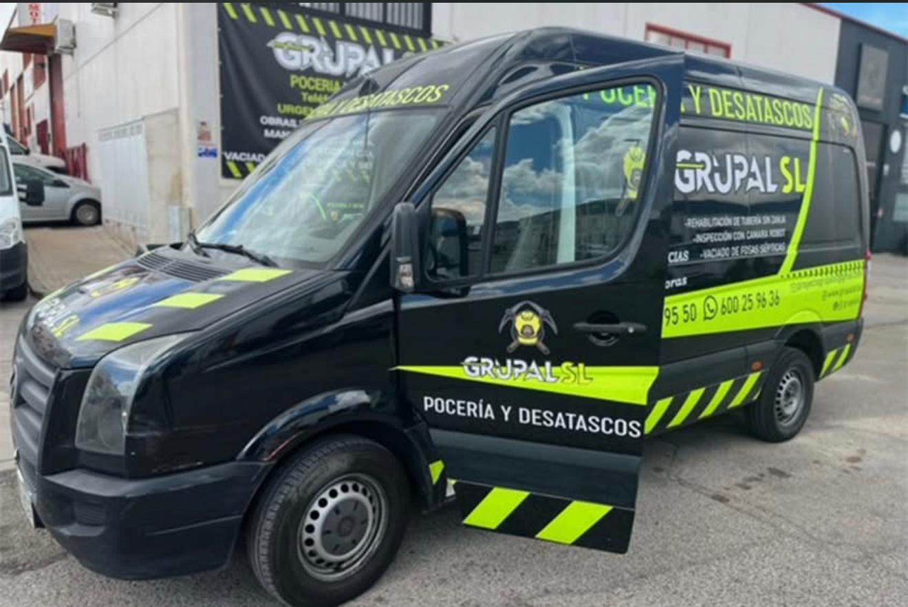 Furgoneta de Grupal Pocería y Desatascos para obras de alcantarillado en Madrid