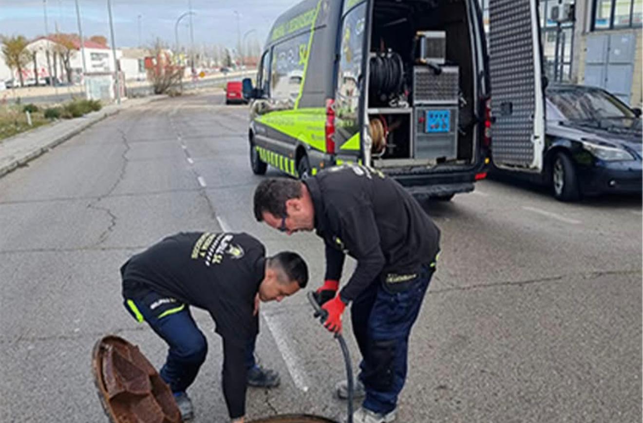 Equipo de Grupal Pocería y Desatascos trabajando en un desatasco