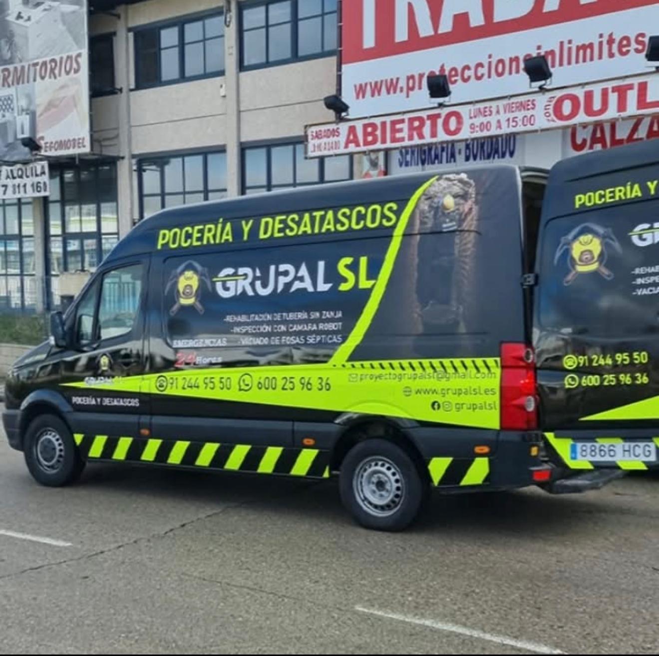 Camión de Grupal Pocería y Desatascos disponible 24h