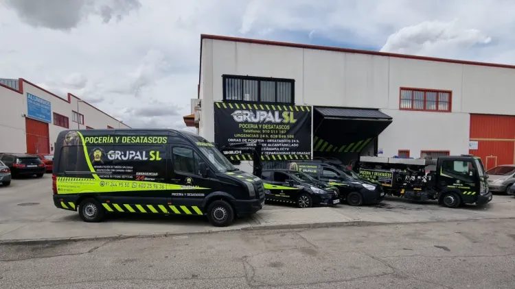 Fotografía de nave y vehiculos de Grupal Pocería y Desatascos